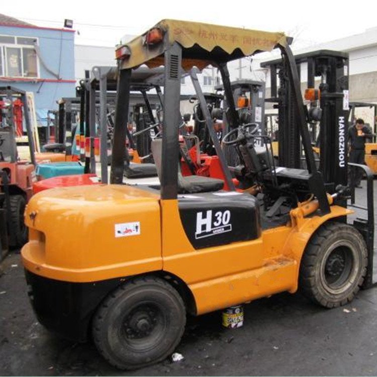 三亚市中心商场地下库进货，叉车出租能进电梯吗？